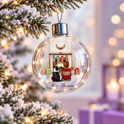 Klare Christbaumkugel im Lichterglanz