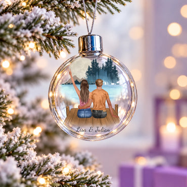 Klare Christbaumkugel im Lichterglanz