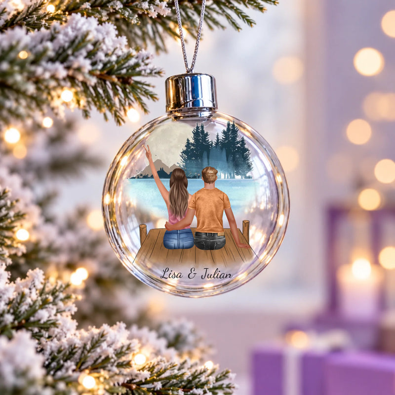 Klare Christbaumkugel im Lichterglanz