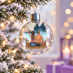 Klare Christbaumkugel im Lichterglanz