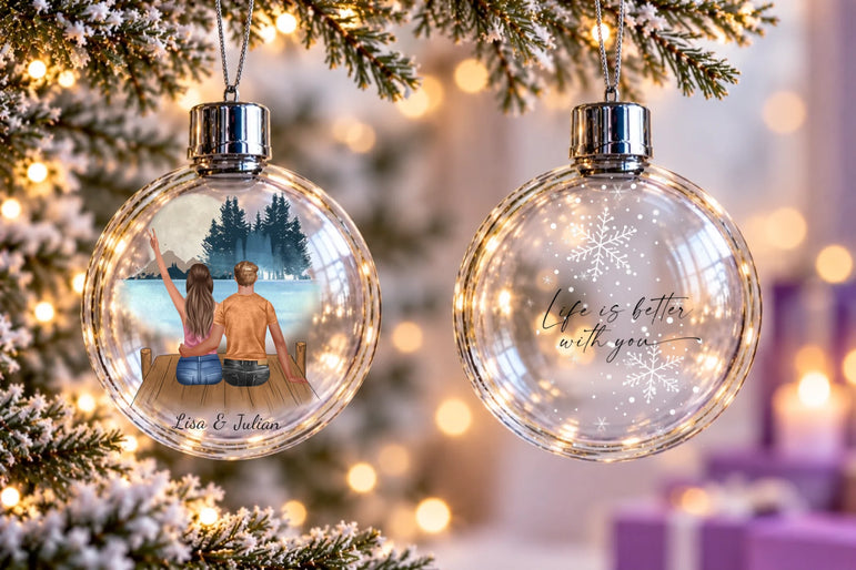 Klare Glas-Christbaumkugeln im Lichterglanz
