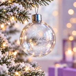 Klare Christbaumkugel im Lichterglanz