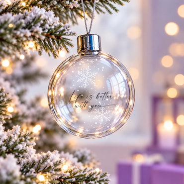Klare Christbaumkugel im Lichterglanz
