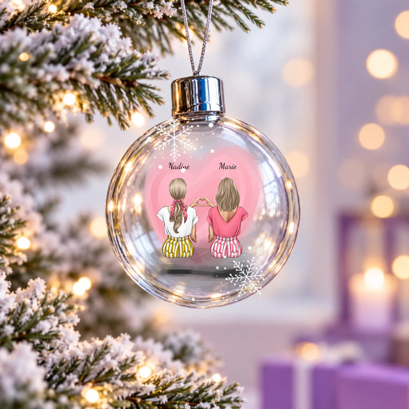 Klare Christbaumkugel im Lichterglanz