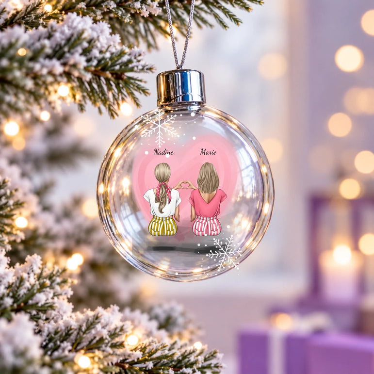 Klare Christbaumkugel im Lichterglanz