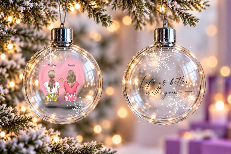 Klare Glas-Christbaumkugeln im Lichterglanz