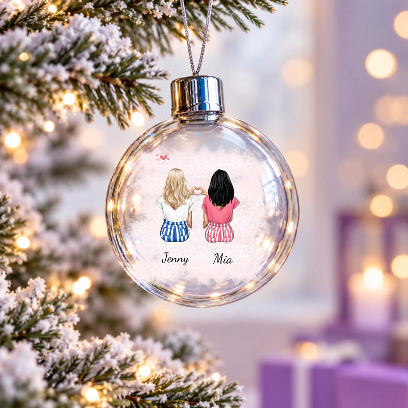 Klare Christbaumkugel im Lichterglanz