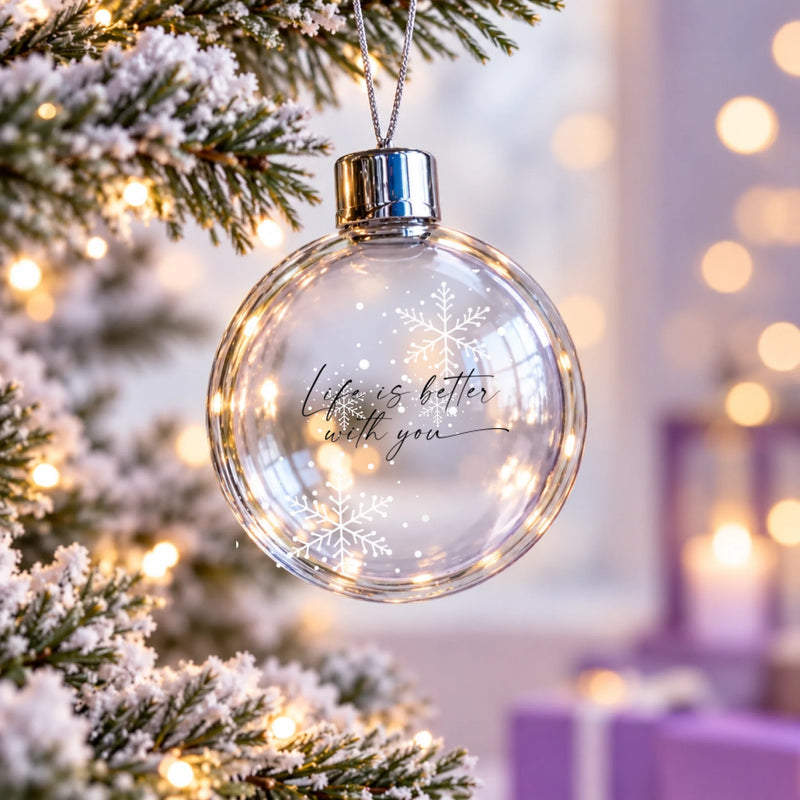 Klare Christbaumkugel im Lichterglanz